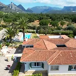 Ideal House For Two Families With Pool And Barbecue