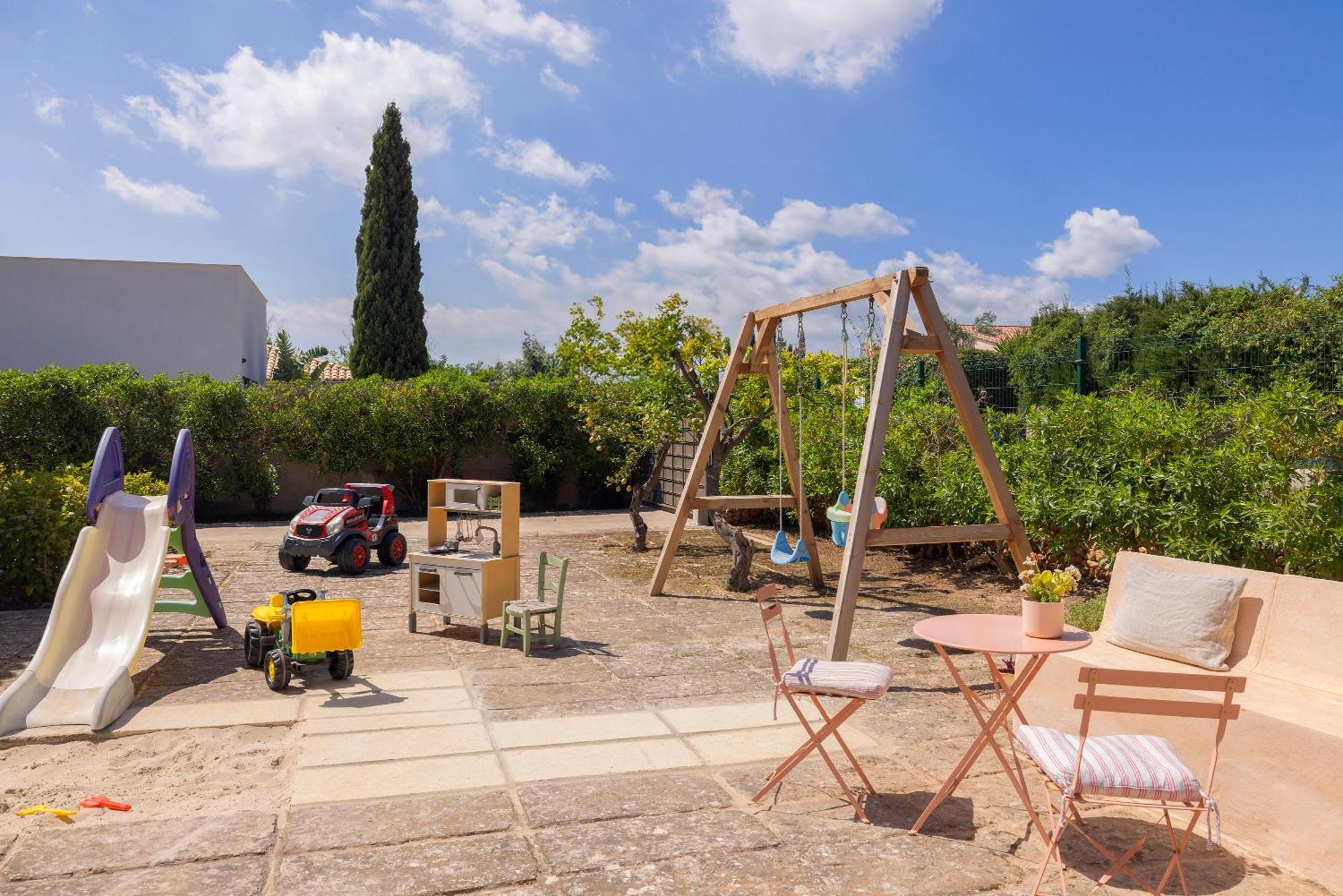 Vakantiehuis Ideal House For Two Families With Pool And Barbecue Plamanyola