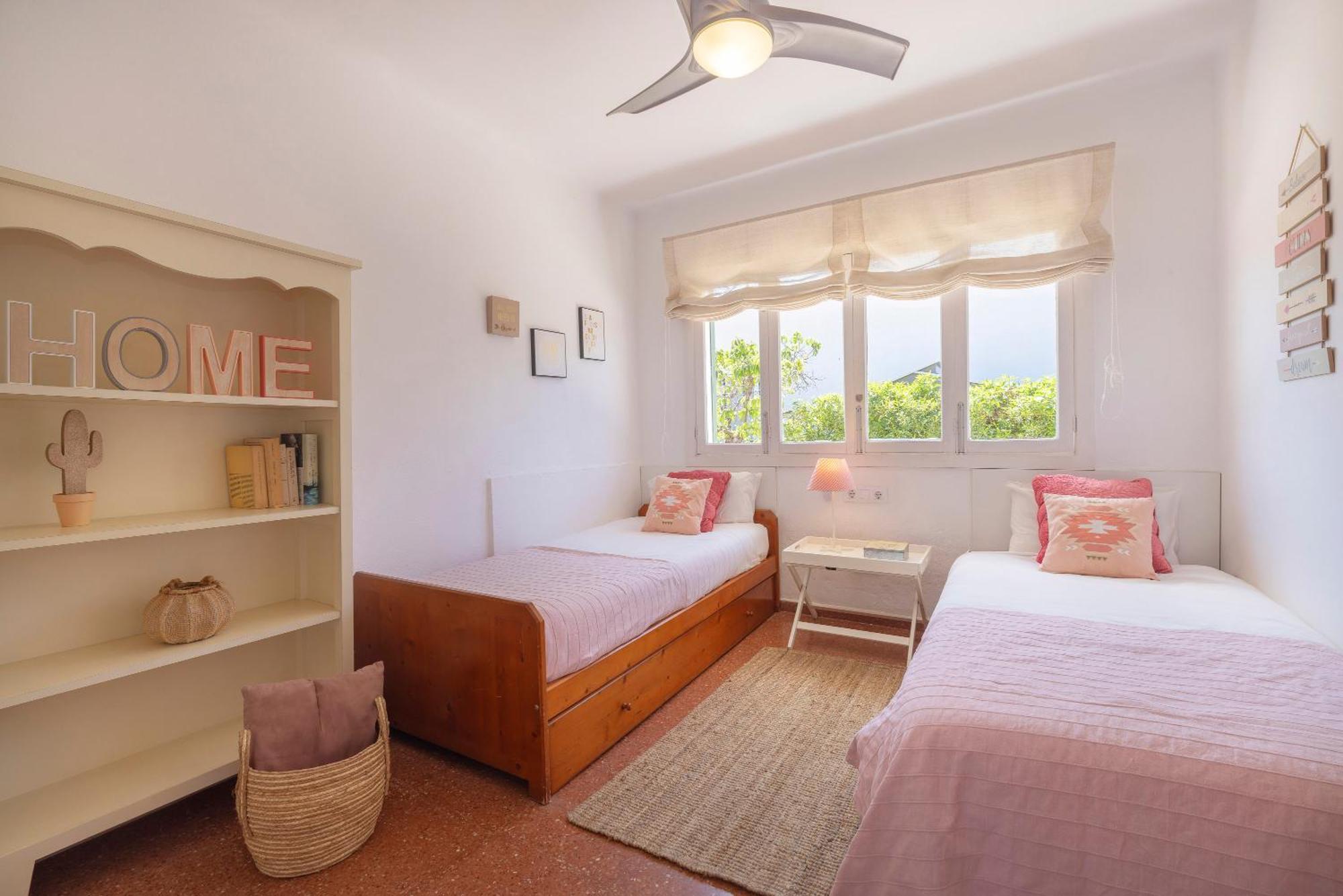 Ideal House For Two Families With Pool And Barbecue