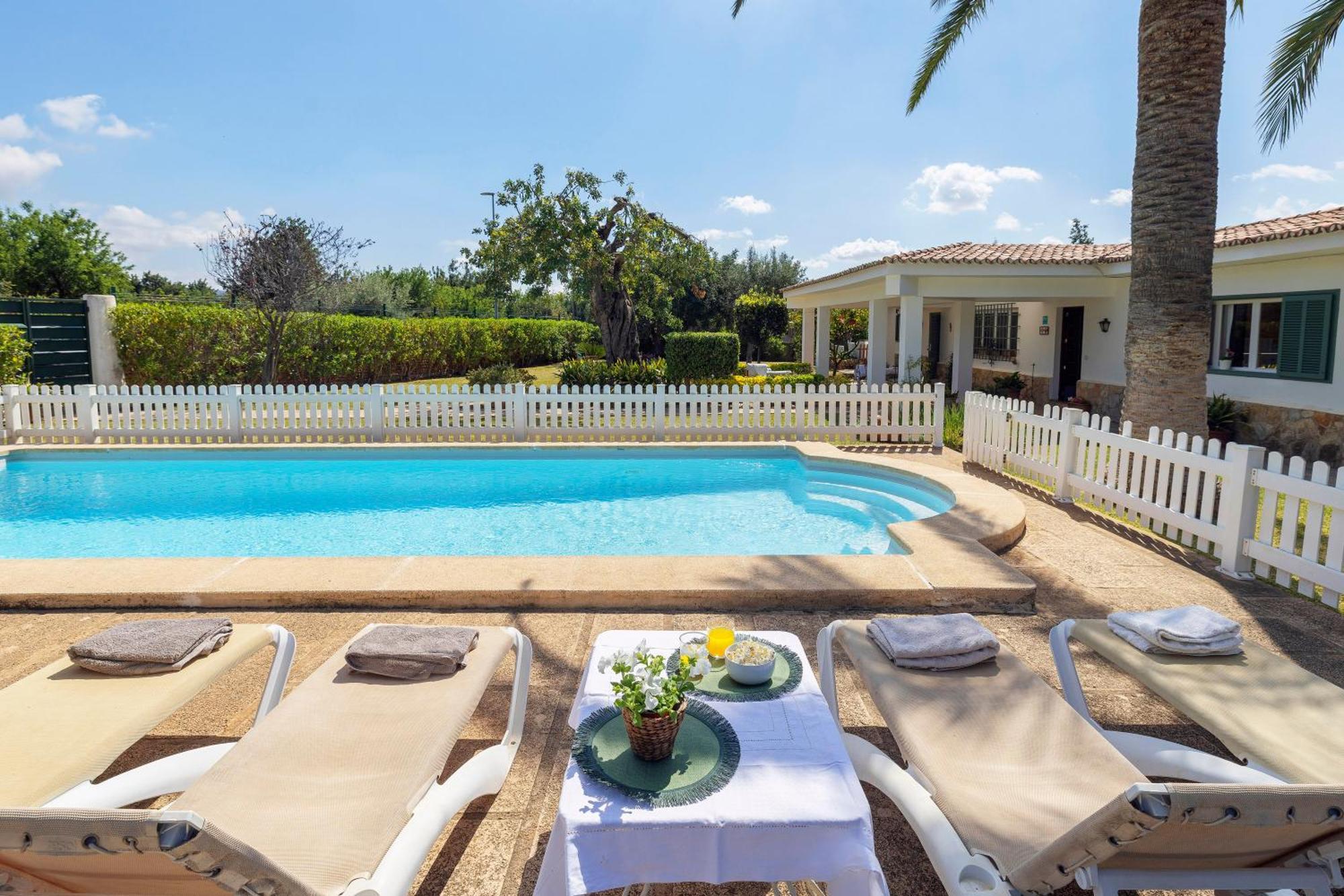 Ideal House For Two Families With Pool And Barbecue *